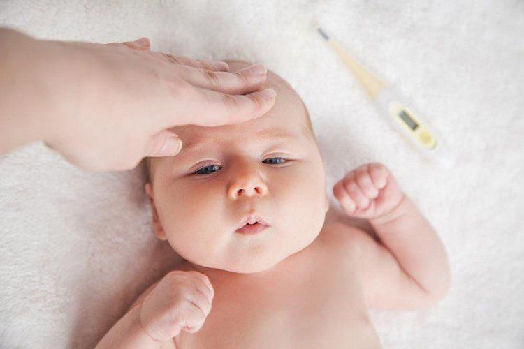 
Sốt là một trong các dấu hiệu viêm đường hô hấp trên ở trẻ sơ sinh
