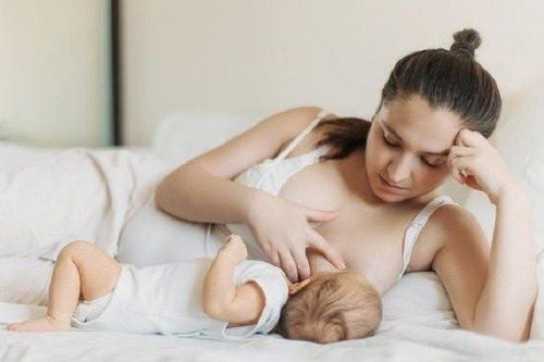 
Cha mẹ cho trẻ bú nằm ngửa dễ dẫn đến nguy cơ sặc sữa vào khí quản hoặc phế quản gây ngạt thở
