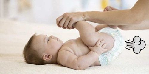 Trẻ hay đánh hơi có thể do nhiều nguyên nhân khác nhau gây ra trong đó có bú sữa mẹ