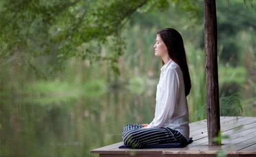 
Tập thể dục và thiền có thể giúp ích trong quá trình điều trị PMS và PMDD
