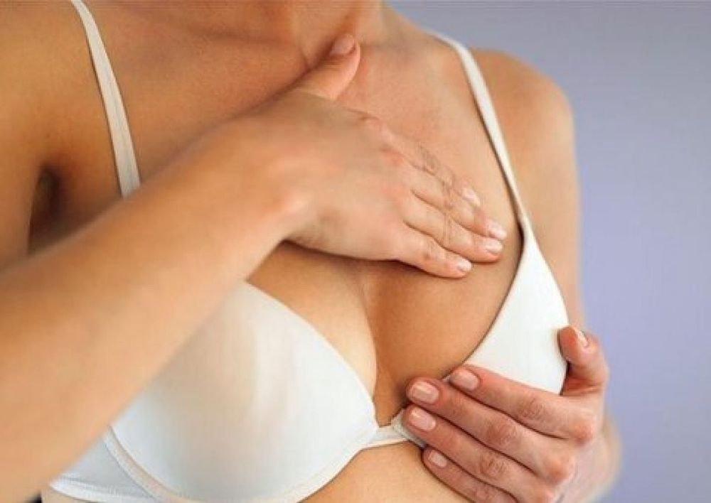 Dùng lòng bàn tay xoa bóp hai bầu ngực là cách massage giúp chữa tắc tia sữa hiệu quả. 