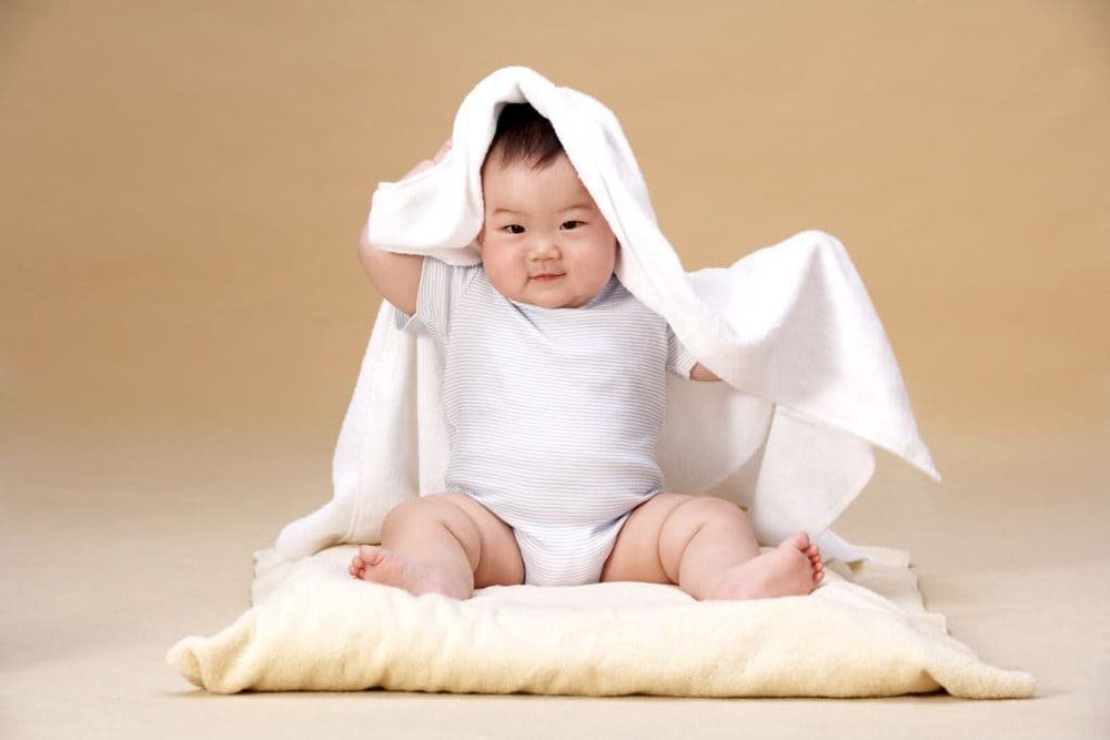 
Trẻ có thể ngồi độc lập sau một thời gian tập ngồi
