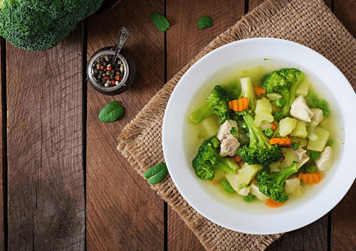 
Mẹ có thể chế biến nấu lẫn thịt, cá vào món canh ưa thích của bé
