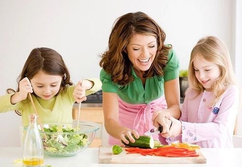 
Khi bé không ăn rau thì cha mẹ nên tạo điều kiện cho trẻ tham gia nấu ăn với rau
