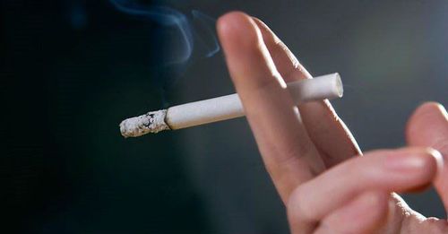 
Viêm phế quản cấp thể tái diễn thường kèm theo các yếu tố thuận lợi như hút thuốc lá
