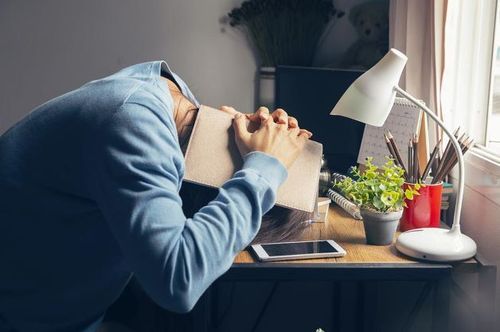 
Sau sang chấn tâm lý có thể khiến người bệnh gặp tình trạng mất ngủ kéo dài
