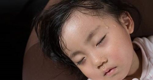 Trẻ đổ mồ hôi trộm nguyên nhân là gì?