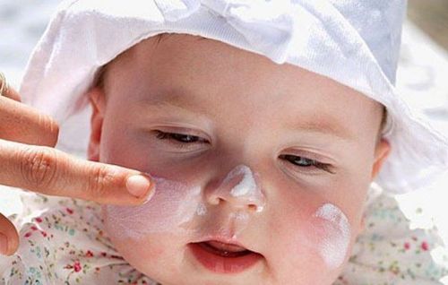 
Loại kem chống nắng nào an toàn cho trẻ nhỏ?
