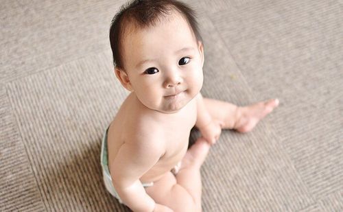 
Giải đáp thắc mắc bé 8 tháng ăn được gì?
