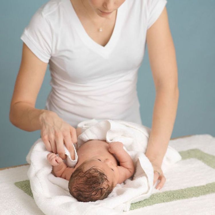 
Có thể lau người để vệ sinh cho trẻ thay vì tắm thường xuyên

