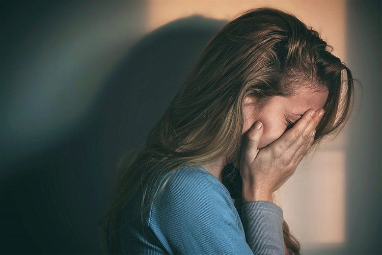 Cảm giác khó thở khi khóc, vướng ở cổ là bệnh gì?