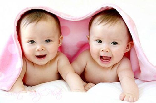 
Các cặp song sinh sơ sinh dễ nuôi hơn, chơi với nhau và ngủ ngon hơn so với những đứa trẻ sinh đôi khi chúng được 2 tuổi
