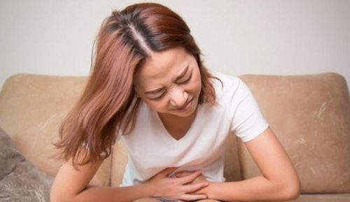 
Đau bụng nặng nề, buồn nôn và ói mửa dữ dội, bụng căng to là những biểu hiện mức độ nặng của quá kích buồng trứng
