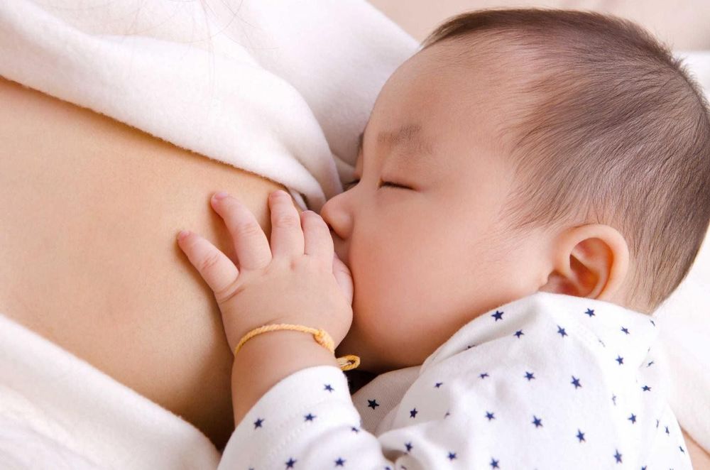 
Mẹ bầu nên cho con bú sớm nhất có thể
