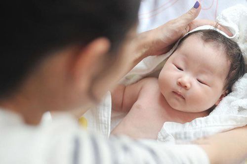
Làn da của bé rất nhạy cảm nên lựa chọn đồ ngủ hay đồ mặc hàng ngày cũng cần lưu ý
