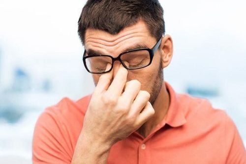 
Người bệnh thấy run, tay ẩm,lo lắng sau khi ngưng uống rượu từ 6-12 giờ
