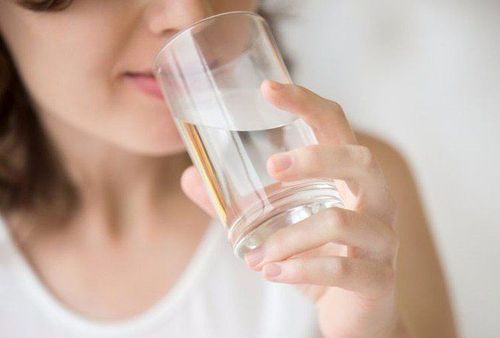 
Uống nhiều nước hơn có thể giúp bạn cải thiện hơi thở có mùi hôi
