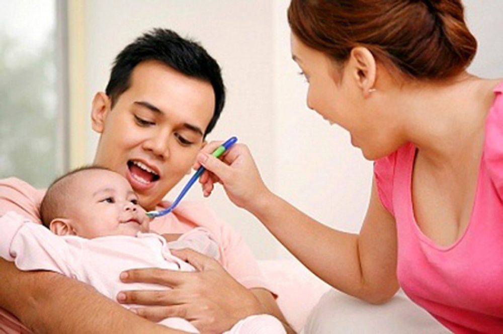 
Ngoài việc dùng thuốc, bố mẹ có thể chăm sóc bé tại nhà bằng việc ăn uống, vệ sinh mắt theo hướng dẫn cảu bác sĩ
