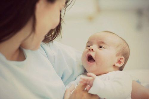 
Cai sữa đột ngột sẽ khiến bé khó thích nghi
