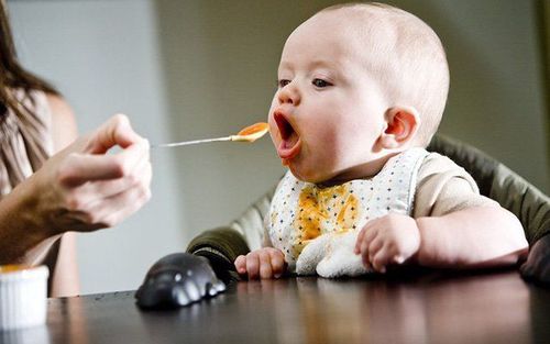 
Cha mẹ nên cho bé ăn dặm bột mặn khi bé đã sẵn sàng ăn dặm
