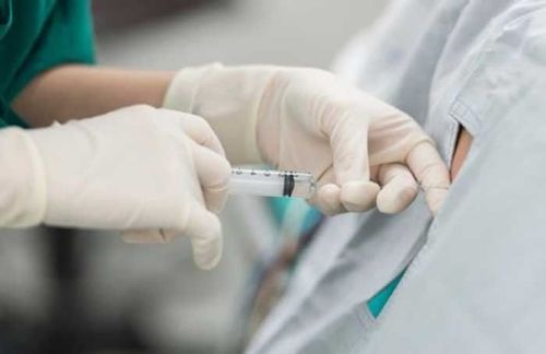 
Trước khi tiến hành phẫu thuật, người bệnh được gây tê tuỷ sống
