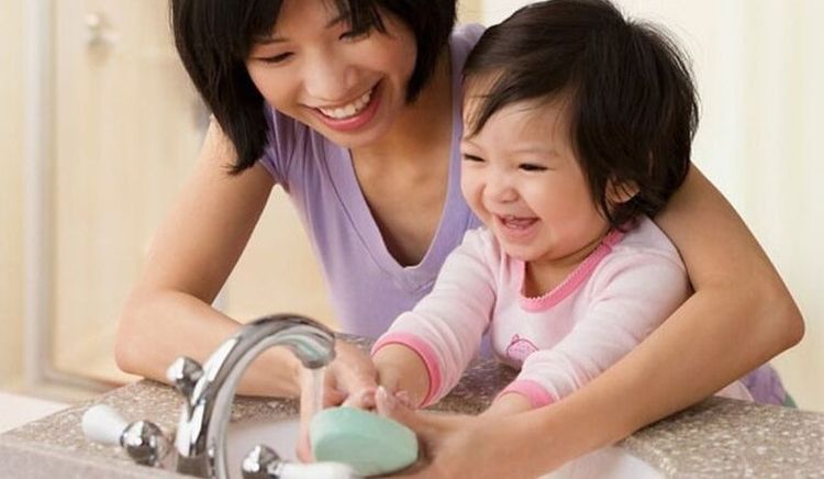 
Hướng dẫn trẻ rửa tay bằng xà phòng và nước ấm đúng cách
