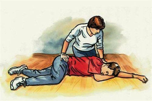 
Nếu bệnh nhân có sốc nên để đầu thấp, chân cao, ủ ấm tạm thời nạn nhân
