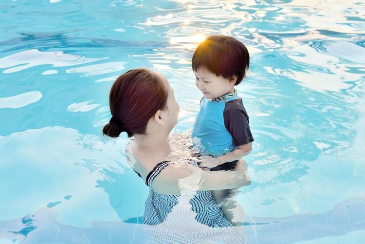 
Khi cùng con chơi ởbể bơi mini cần giám sát con liên tục
