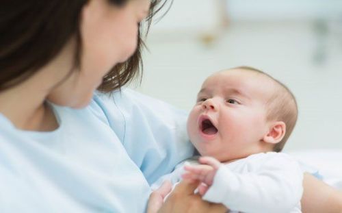 Bé 1 -1,5 tháng tuổi đi máy bay có được không?