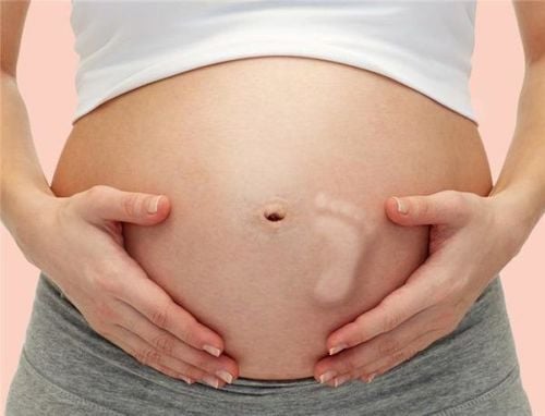 
Thai nhi đá, đấm và có thể là nấc ở trong bụng là những dấu hiệu thai nhi phát triển tốt 3 tháng giữa
